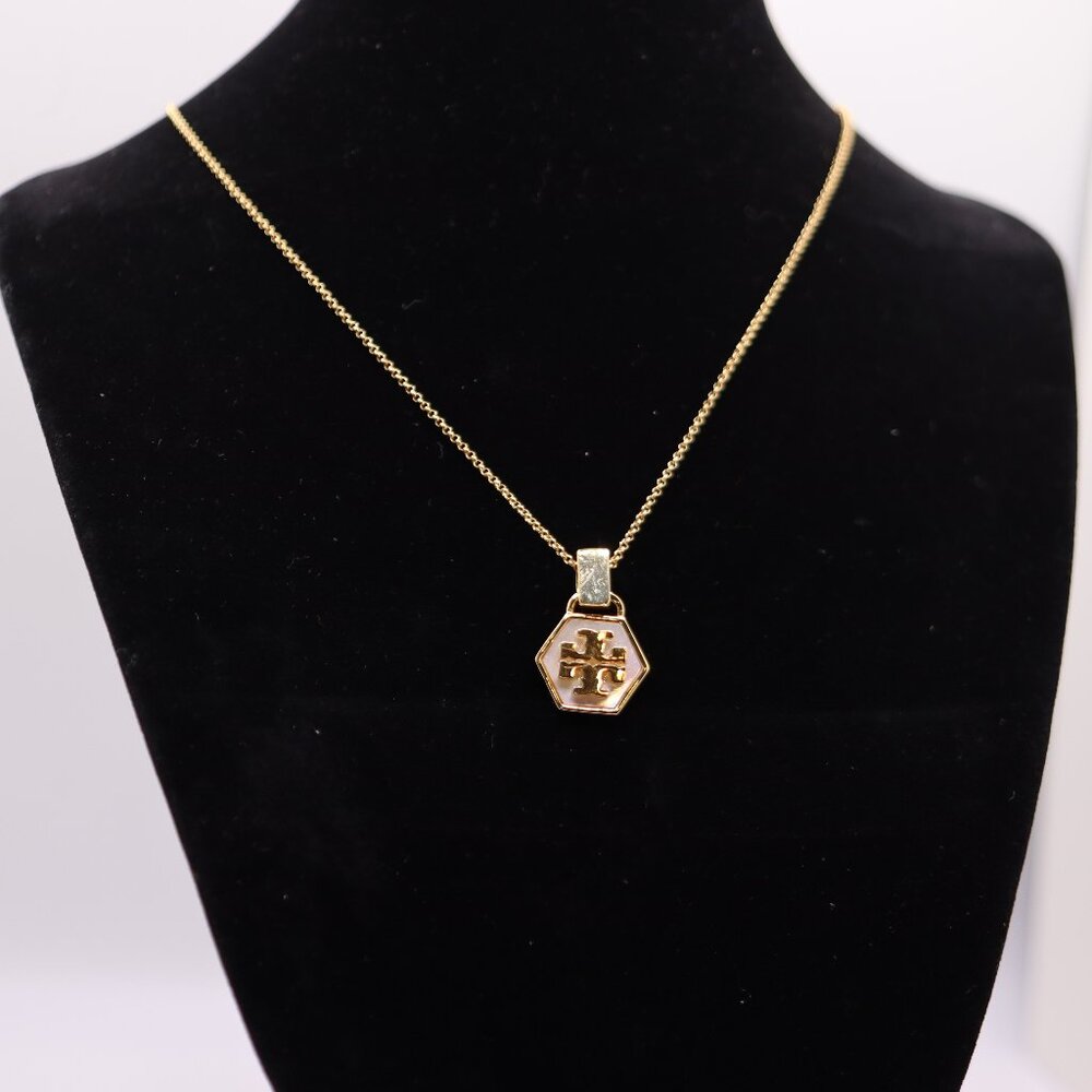 💛 Tory Burch Hexagon Pendant Necklace – Gold-Tone 16" - Picture 1 of 1